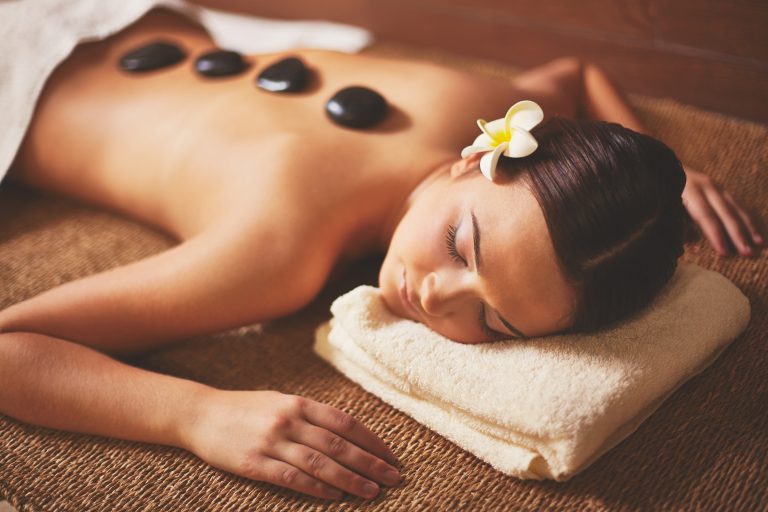 Portrait de jeune femme allongée dans un salon de spa pendant une procédure de beauté