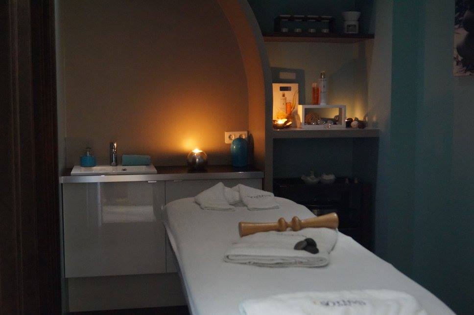 Photo d'une pièce pour massage avec des bougies allumée