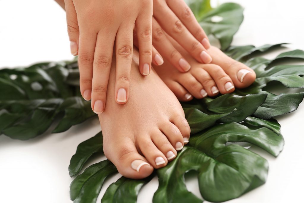 Photo de mains et des pieds manucurées et propre