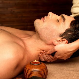 massage du cou par la therapeute