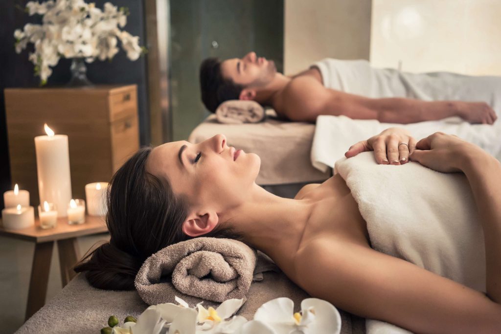 Homme et femme se relaxant apres un massage duo