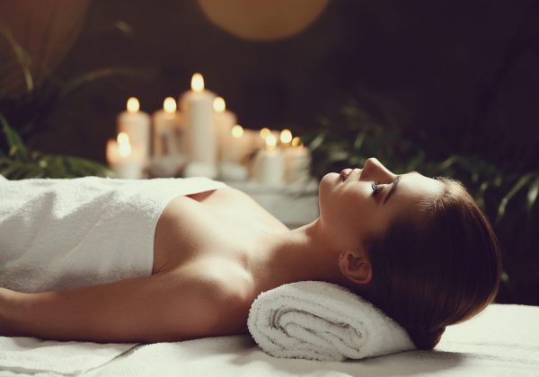 Photo d'une femme allongée dans un spa