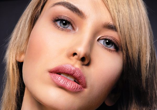 Femme au visage de beauté et à la peau propre.